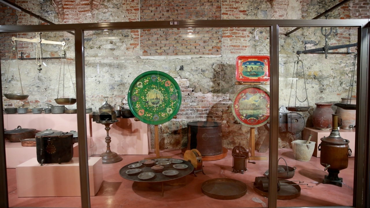 Müzedeki, Osmanlı saray mutfağında kavurucu yaz sıcaklarında kullanılan araç ve gereçler dikkati çekiyor.