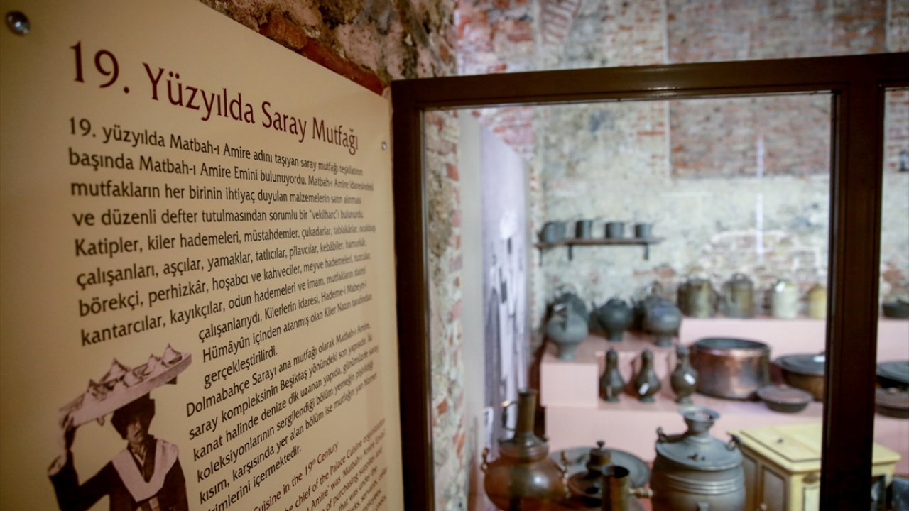 Dolmabahçe Sarayı`na ait "Hazine-i Hassa İdaresi" olduğunu anlatan Karahüseyin, bu idareye bağlı 16 daire bulunduğunu ve hem sarayın hem de hanedanın bütün gelir giderlerine bakarak, bütün işlerini tanzim ettiklerini aktardı. 