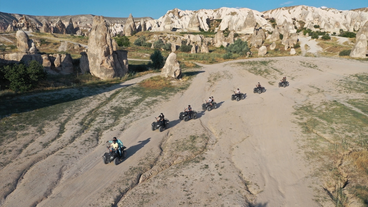 Kapadokya`da, turistlerin en çok ilgi gösterdiği Ürgüp ve Avanos ilçeleri ile Göreme, Uçhisar ve Ortahisar beldeleri ve çevresindeki turistik merkezlerde gün boyu etkinliklere katılan yabancı turistler, "yeni normal"in keyfini yaşıyor.