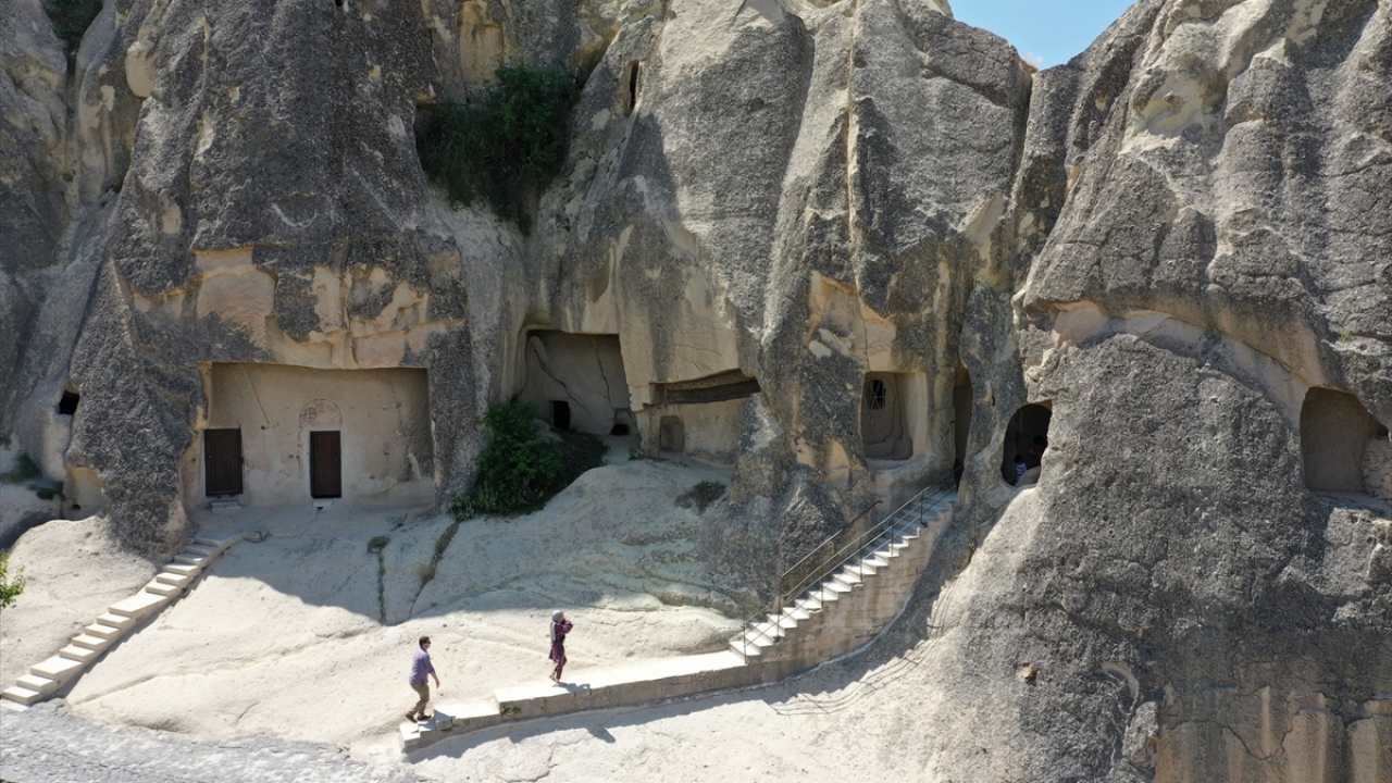 Turistlerin Türkiye`de güvenli ve huzurlu bir şekilde dinlenme imkanı bulabildiğini belirten Şenöz, şöyle konuştu: