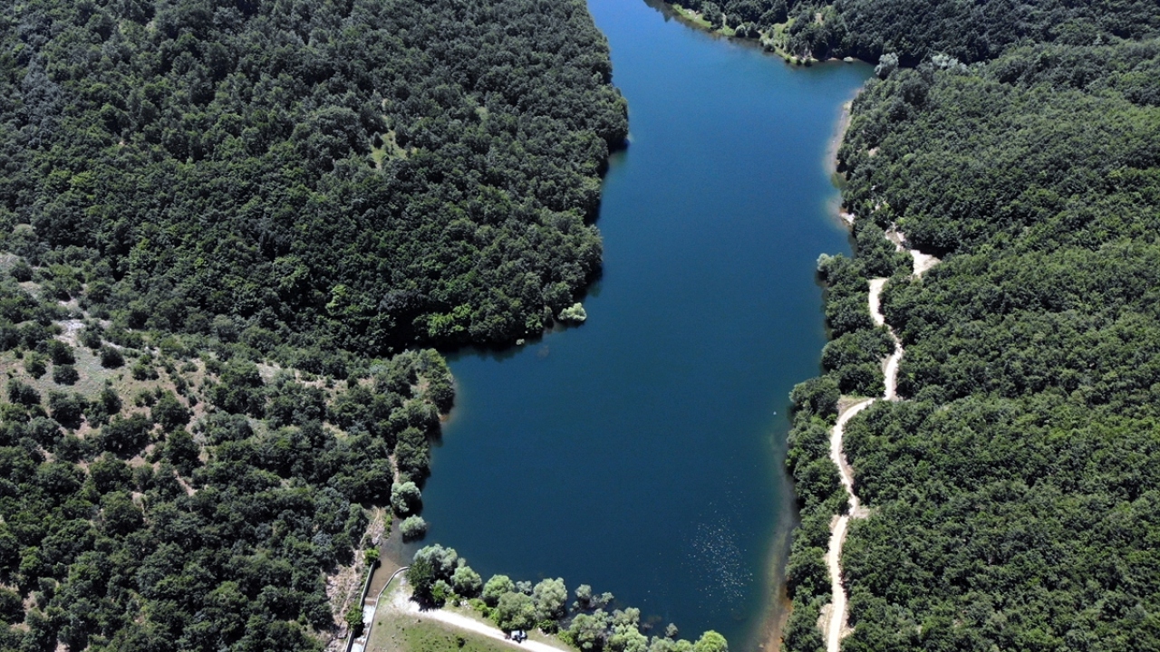 İl merkezine 30 kilometre uzaklıkta yer alan ilçeyi, özellikle hafta sonlarında civardaki Bursa, Eskişehir, Sakarya gibi büyükşehirlerden günübirlik tatilciler tercih ediyor.