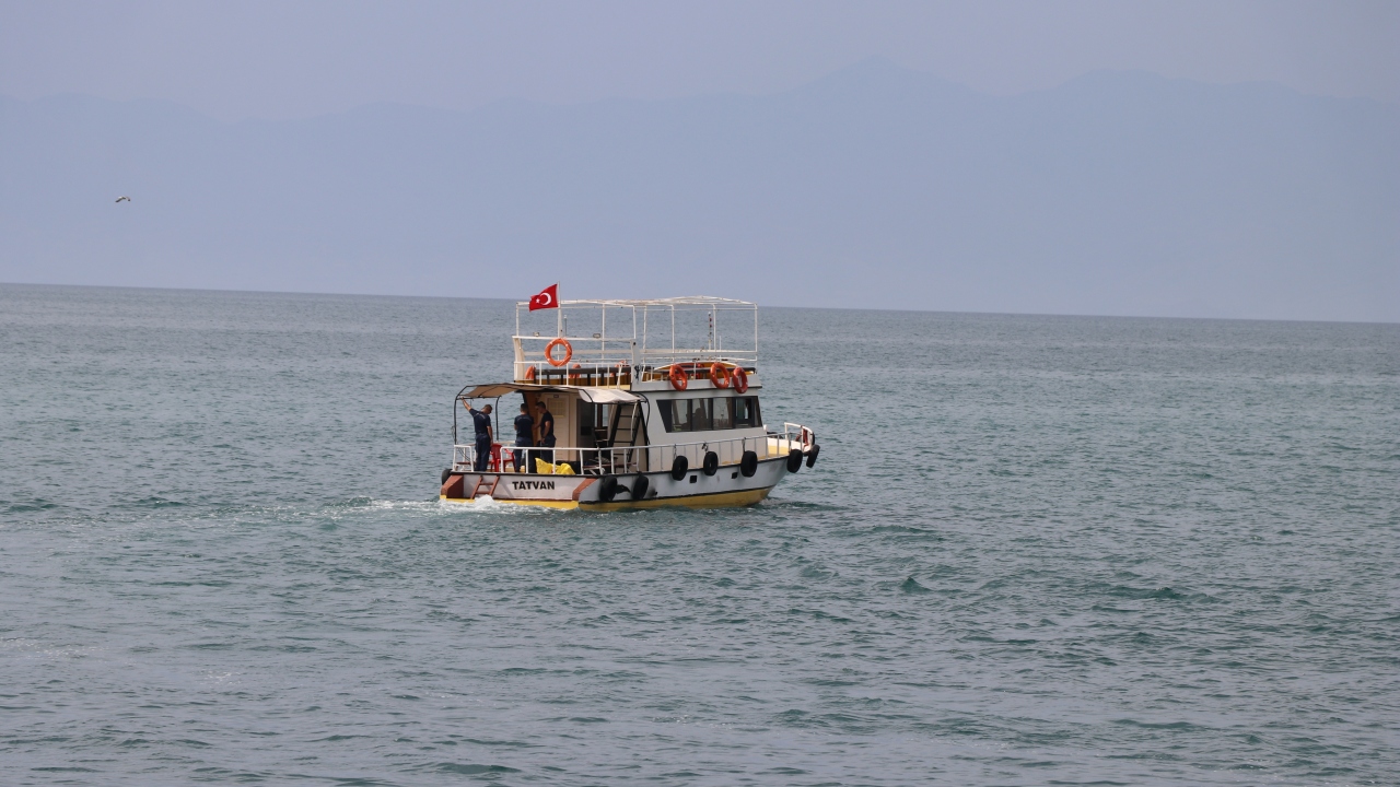 İl Emniyet Müdürlüğü ve İl Jandarma Komutanlığına ait gece görüşlü termal kameralı helikopter, İHA ve botlarla göl ve çevresinde yürütülen arama çalışmalarında teknenin enkazına ulaşıldı.