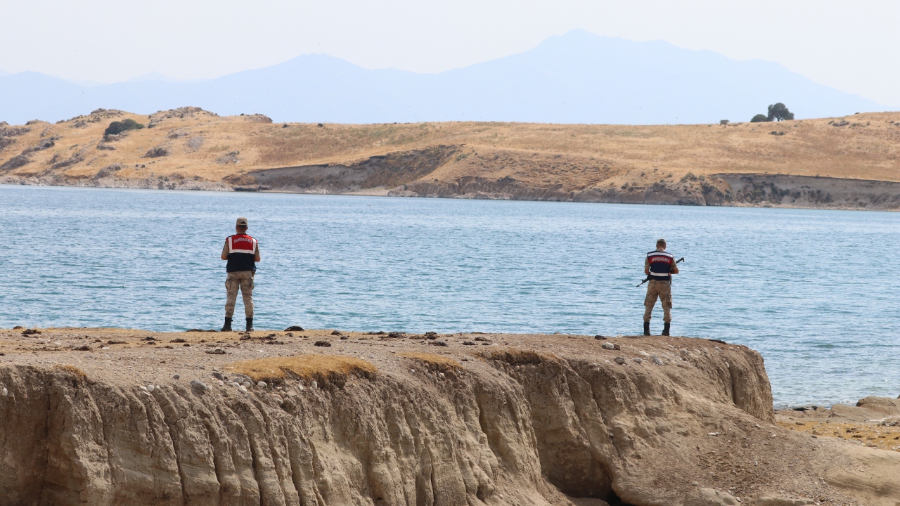 Van`ın Gevaş ilçesine bağlı Altınsaç Mahallesi`nden 27 Haziran`da Van Gölü`ne açılan ve bir daha haber alınamayan tekneyi ve kayıp olduğu değerlendirilen 60 düzensiz göçmeni arama çalışmaları bugün de sürdü.
