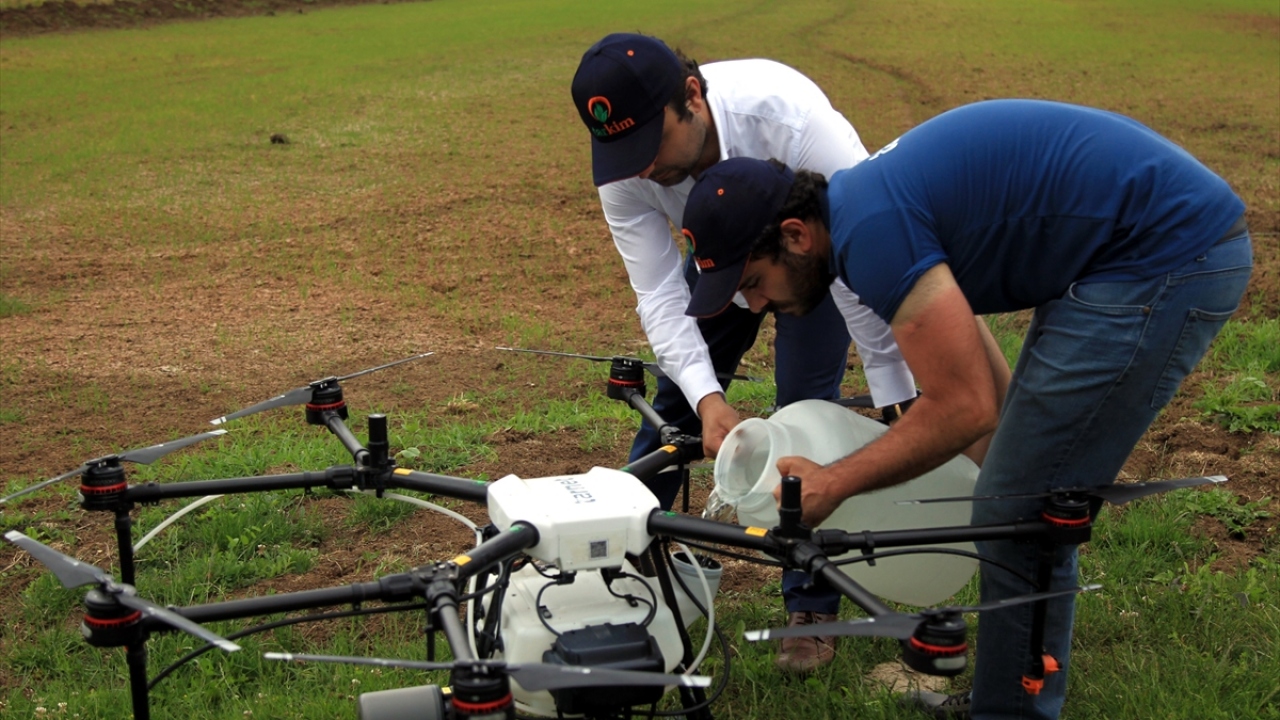 Çeltik tarlaları, araziye traktör girmeden havadan ZİHA ile ilaçlanıyor. İlaçlamalardan çıkan araştırma sonuçları, milli tarım teknolojilerinin geleceği ve Türkiye`nin tarımsal teknolojilerin değerlenmesi için örnek teşkil edecek.