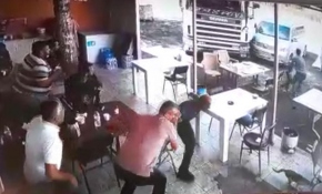 Freni boşalan tır lokantaya girdi