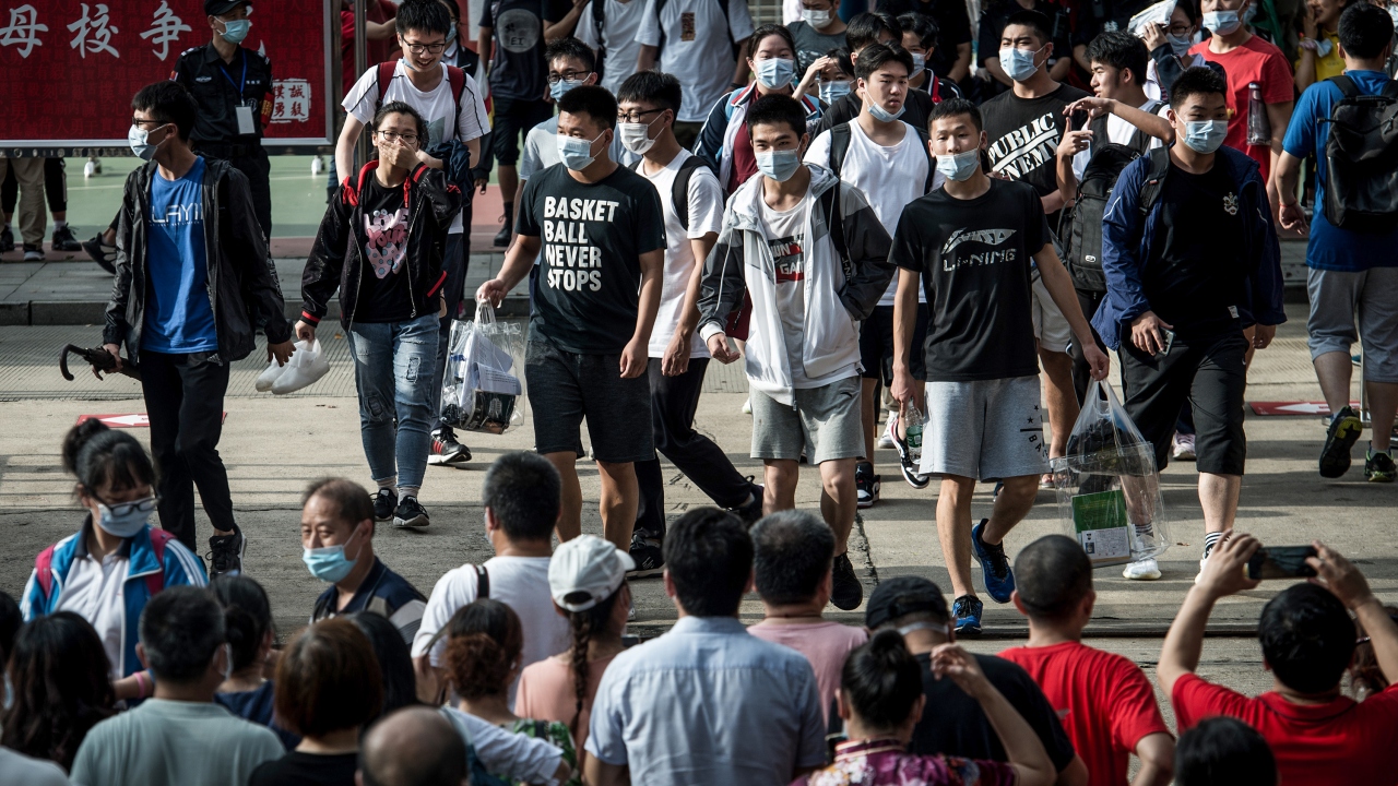 Başkent Seul ve çevresinde, bazı gece kulüpleri ve kiliselere gidenler ve bir e-ticaret şirketinin antreposunda çalışanlar arasında görülen yeni vakalar, son dönemde kentte salgının ivme kazanmasına yol açmıştı.