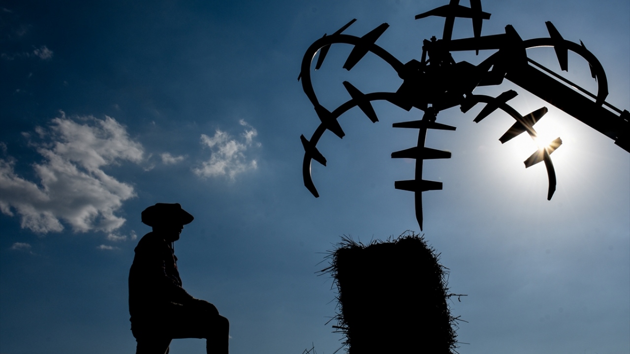 Besicilerden Gencay Demir, hayvanlarına yiyecek depolamak için kış hazırlıklarına başladıklarını söyledi.