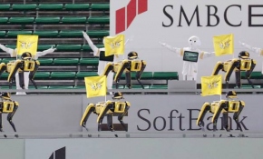 Dans eden robotlar Japon beyzbol maçında seyircilerin yerini aldı