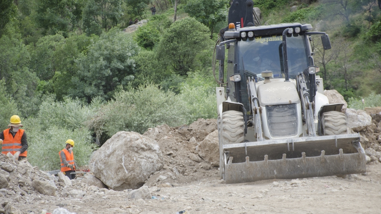 Yıllarca terörün gölgesinde kalan, kararlılıkla yürütülen operasyonlar sayesinde huzurun tesis edildiği Beytüşşebap`ın yaylaları, dereleri, kaplıcaları, vadileri ve yemyeşil doğasının turizme kazandırılması için başlatılan çalışmalar devam ediyor.