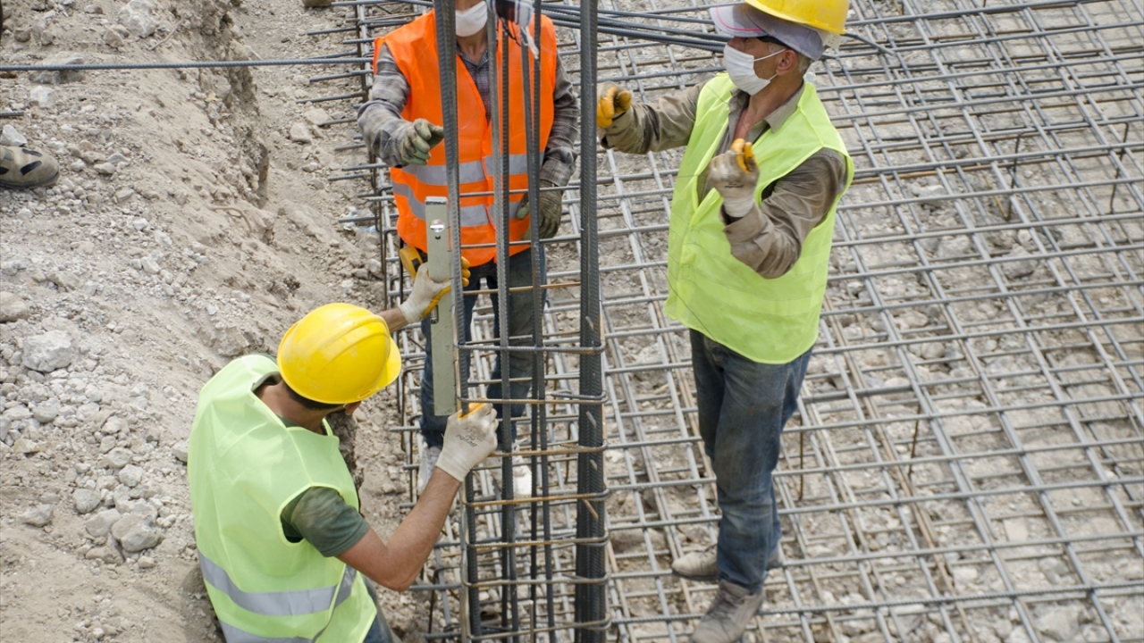 Doğal kaynak suyu ile kar, yağmur ve güneş altındaki kaplıca keyfini daha da konforlu hale getirmek için hazırlanan "Zümrüt Kaplıcaları Tatil Köyü Projesi’nin hayata geçirilmesi için çalışmalar tüm hızıyla sürüyor.