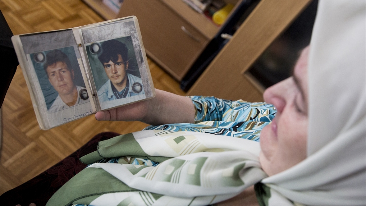 Samir isimli diğer oğullarının cenazesine aradan 25 yıl geçmesine rağmen ulaşamadıklarını vurgulayan Ahmo İbisevic, 11 Temmuz`da toprağa vercekleri Salko`nun da bedenin tamamını bulamadıklarını kaydetti.