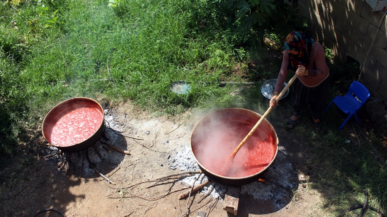 Amik Ovası`ndaki tarlalardan toplanan lezzetli domatesler küçük küçük doğranarak sulanması için 1 gün beklemeye alınıyor.