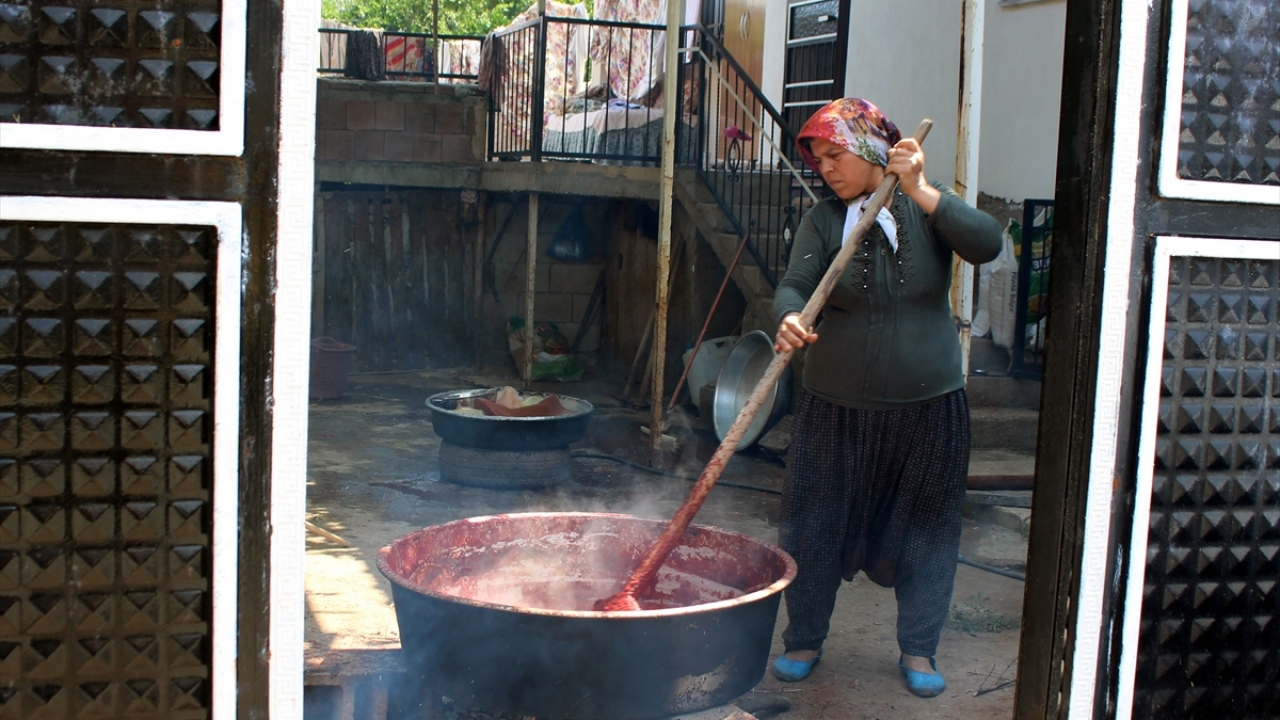 "Teşt" adı verilen büyük kazanlara alınan domates suları, bahçelerde yakılan ocaklarda odun ateşi eşliğinde 5 saat kaynatılıyor.