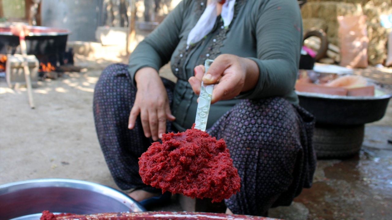 Koyu bir kıvam haline getirilen domates suyu, soğumasının ardından cam kavanozlara konuluyor.