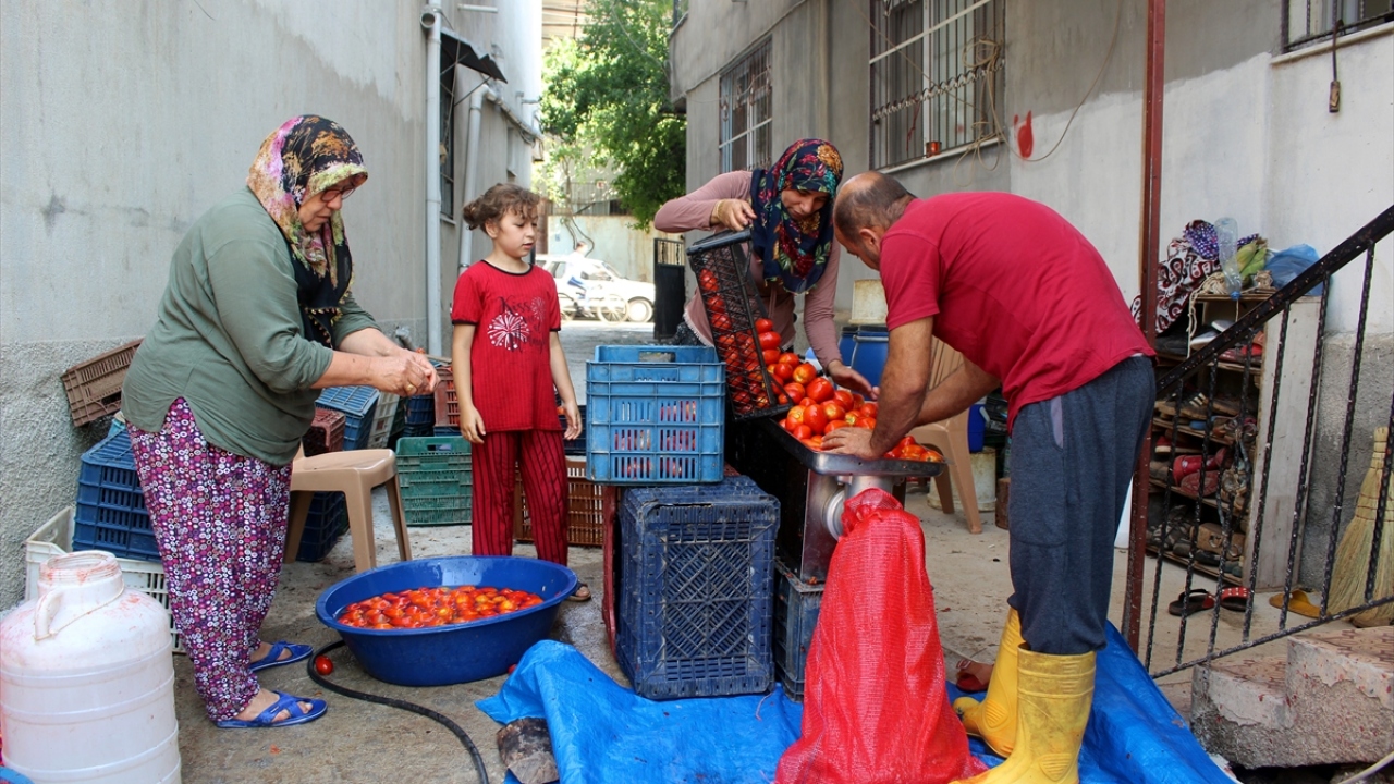 Tüketime hazır hale gelen domates salçaları, gastronomi kentinin yemeklerinde kullanılıyor.