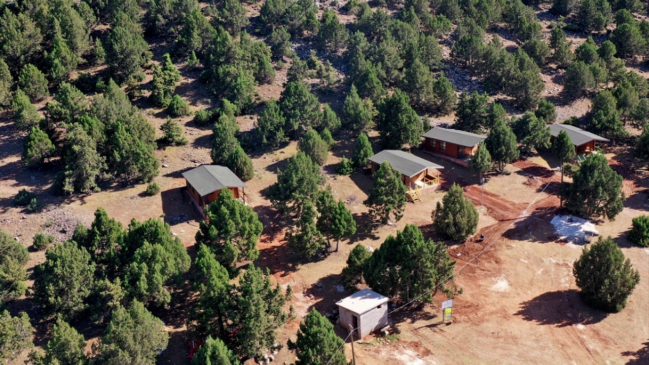 Doğanın tüm etkileyici renklerinin görüldüğü, endemik bitki örtüsü, tarihi ve kültürel varlıklarının yanı sıra pınarlarıyla ziyaretçilerini büyüleyen yaylalar, doğaseverlere unutulmaz anlar yaşatıyor.
