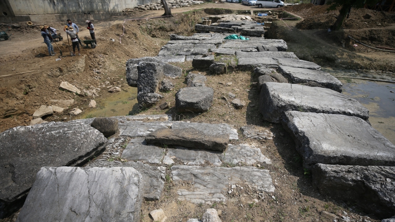 "Batı Karadeniz`in Efes"i olarak adlandırılan Prusias ad Hypium Antik Kenti`nde kazı yapan arkeologlar tarafından çevre taraması sırasında rastlanan ve 2 bin yıllık olduğu tahmin edilen Roma köprüsünde kazılar yeniden başladı.