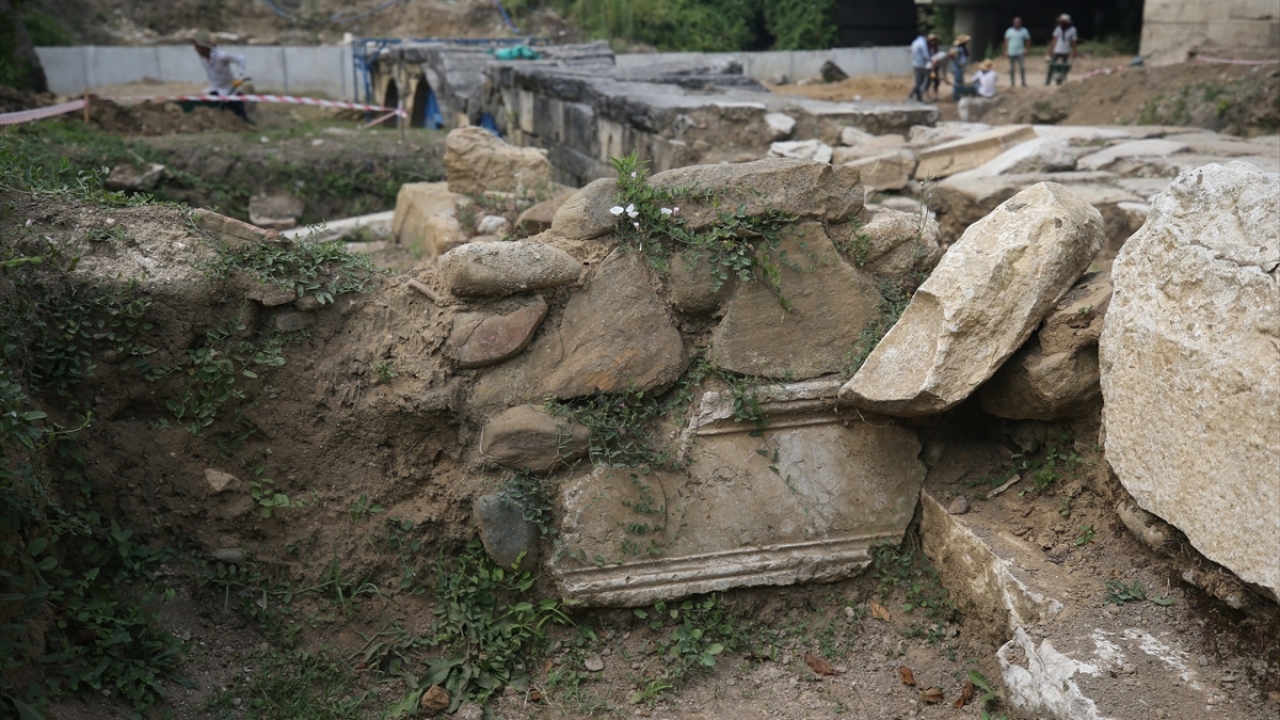 Harç kullanılmadan, kayaların yontulmasıyla oluşturulan taş kemerlerin birbirine bağlanmasıyla inşa edilen köprüde Konuralp Müze Müdürlüğü başkanlığında 2 yıldır devam eden ve tekrar başlatılan çalışmanın gelecek yıl bitirilmesi planlanıyor. 