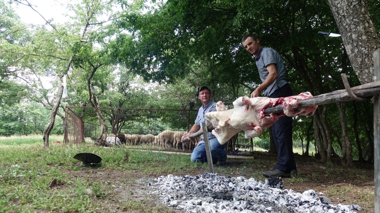 Türküler eşliğinde ağır ağır pişirilen kuzu, günün sonunda adeta yorgunluğu unutturuyor. 