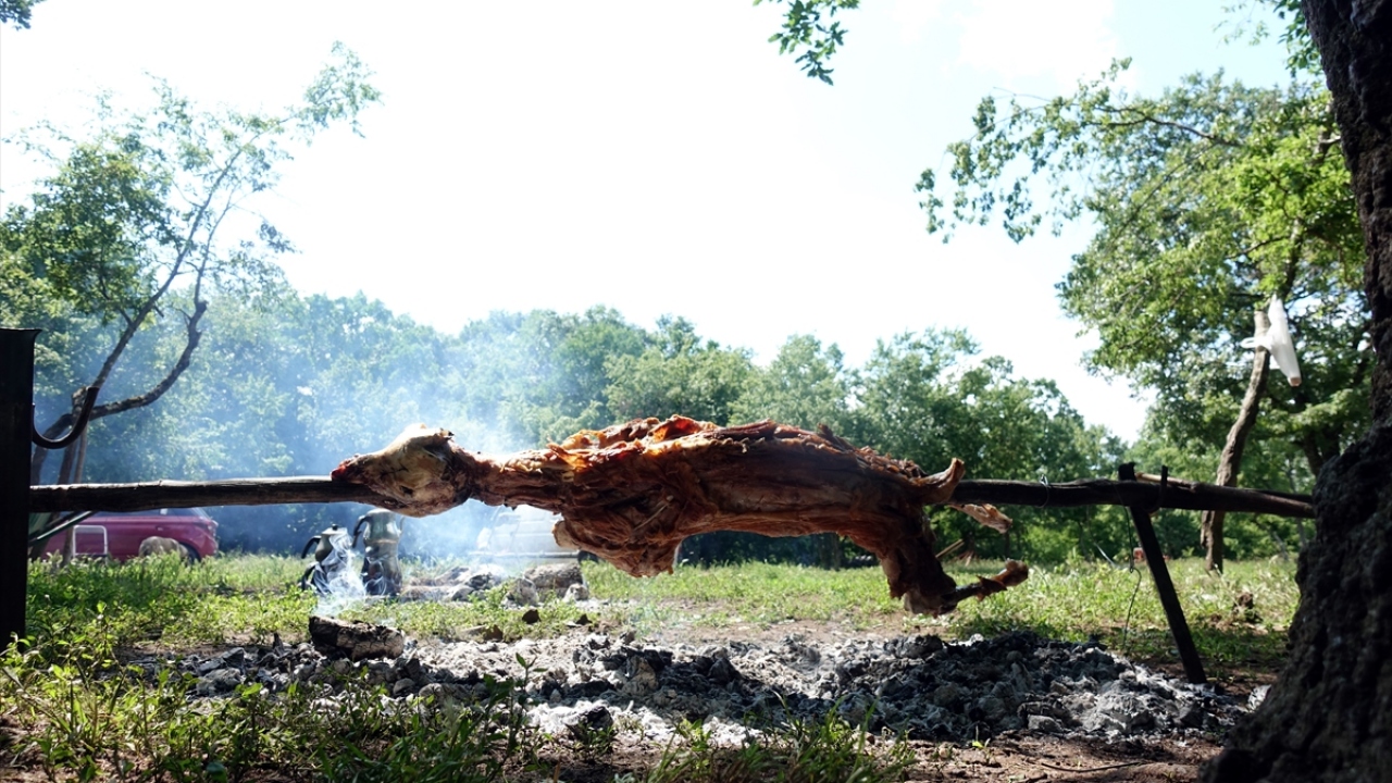 Sarı, bölgede kırkım sırasında kuzu çevirme geleneğinin de sürdürüldüğünü anlattı. 