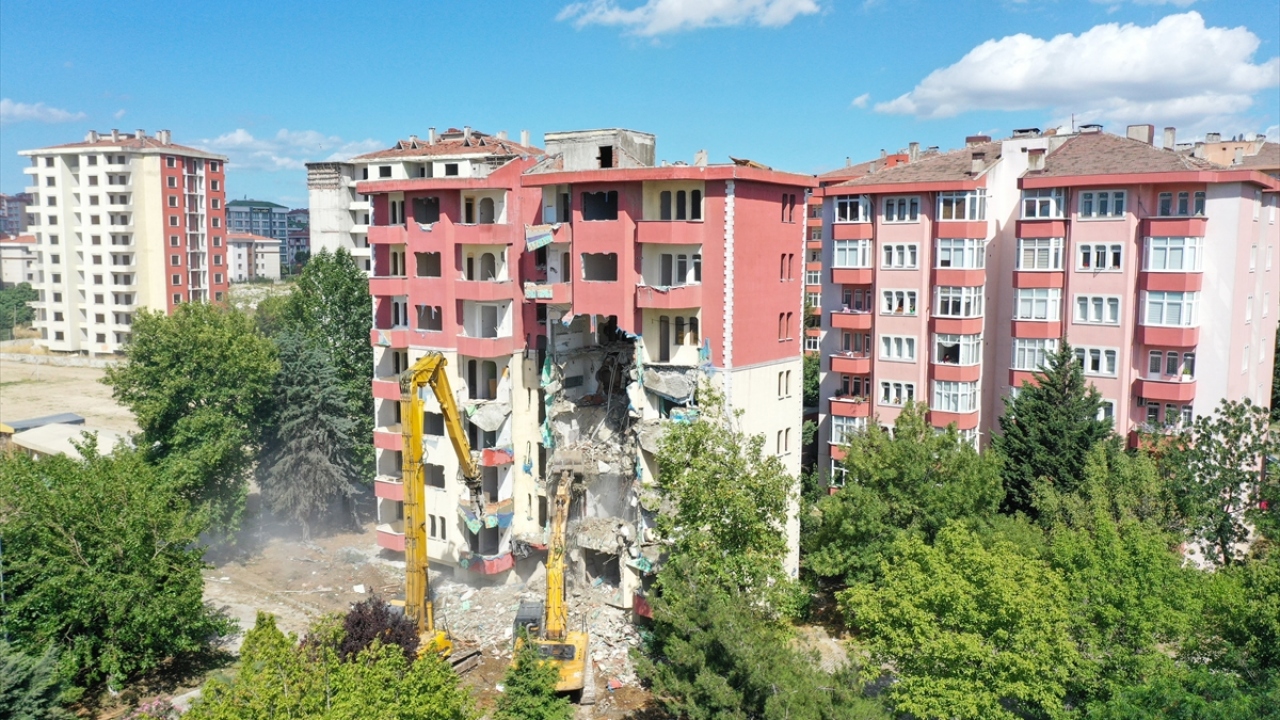 Ekinoba Mahallesi Hazar Sokağı`nda bulunan 14 daireden oluşan 8 katlı binada, risk taşıdığı gerekçesiyle kentsel dönüşüm kapsamında yıkım çalışması yapıldı.