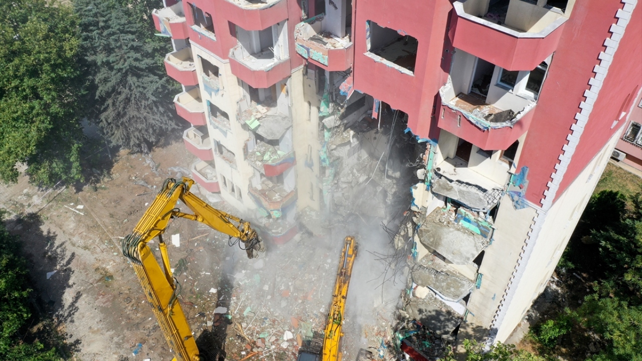 "1.000`e yakın binayı yıktığımız zaman Büyükçekmece`de tümüyle tehlikeyi ortadan kaldırmış oluyoruz." diyen Akgün, şöyle konuştu: