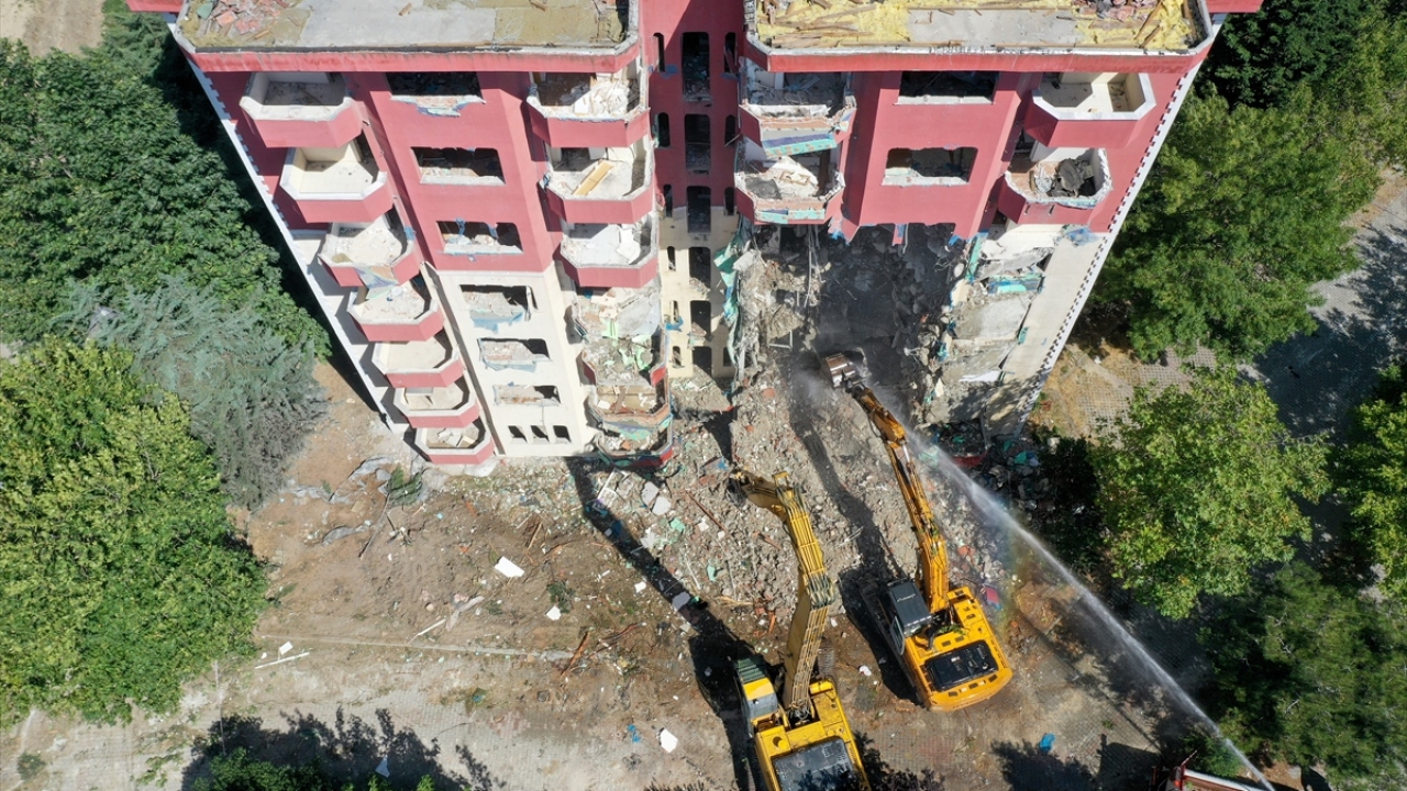 Akgün, yüksek kat, fazla inşaat istemediklerini belirterek, mevcut binaların yıkılacağını, geri çekileceğini, imar planına göre yenileneceğini söyledi.