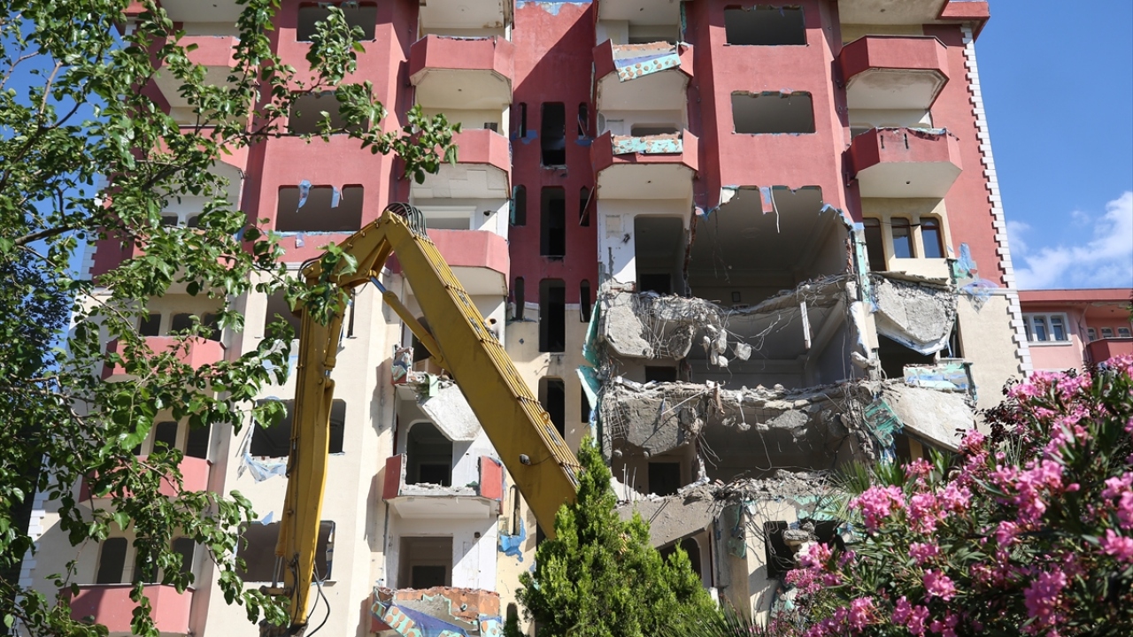 Akgün, "Vatandaş tedirgin, bekliyor. Büyükşehir Belediye Meclisi ve bizler devredeyiz ama hızlandırmak için herkesin elinden geleni yapması lazım." dedi.