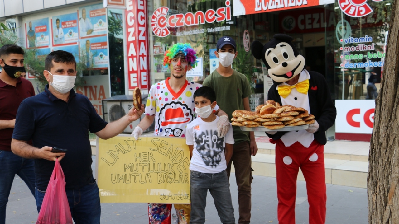 Bisiklet almak umuduyla simit sattığı ve yakında doğum günü olduğunu öğrendiği Duran için harekete geçen ekip üyeleri, palyaço ve Mickey Mouse kostümü giyerek simitleri sattı.