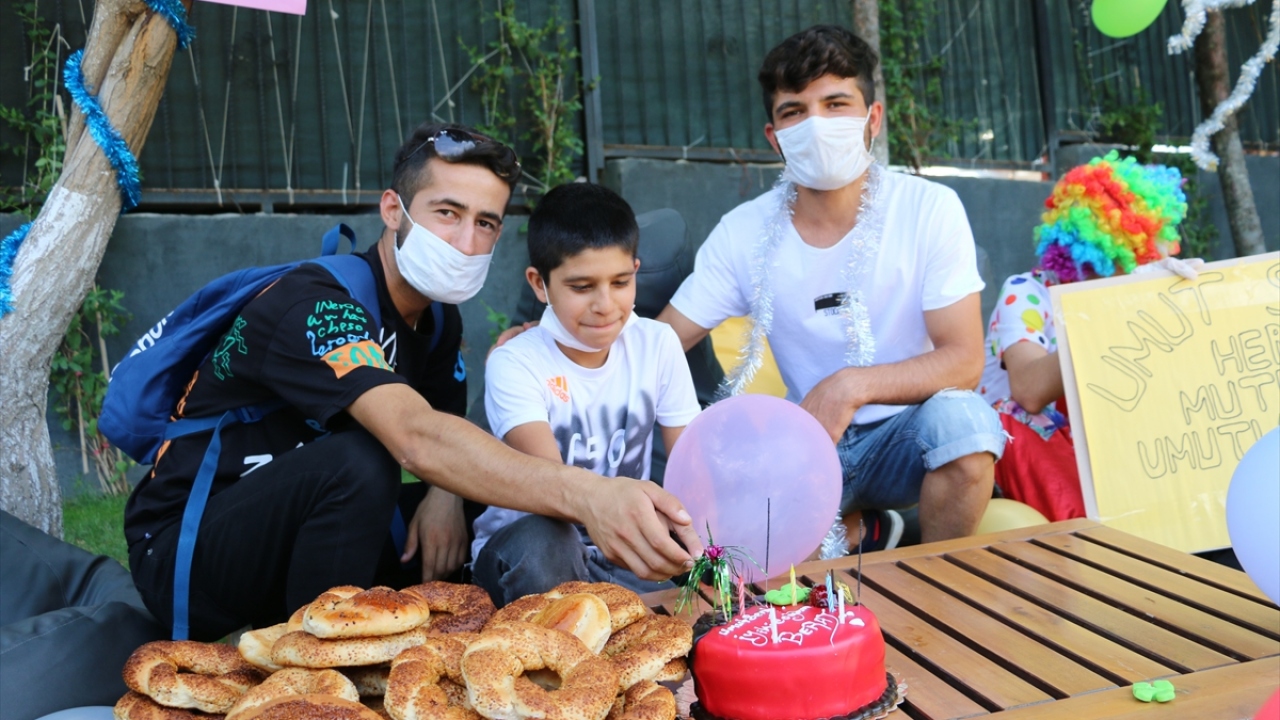 Kafenin bahçesinde süslenmiş bisikletle tur atan çocuğun sevinci yüzüne yansıdı.