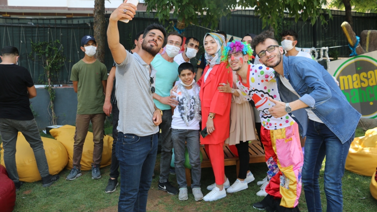 Öte yandan kafe sahibi Barış Toprak da Duran`a ayakkabı hediye etti.