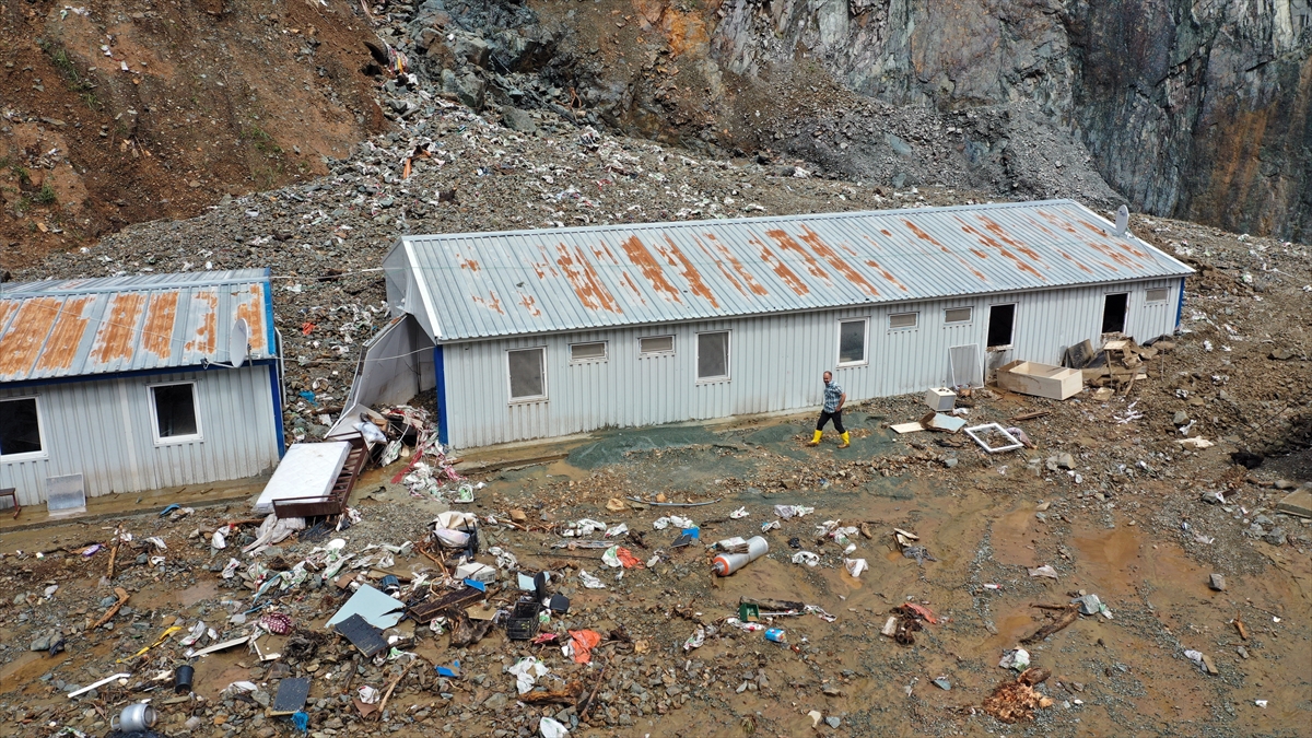Dün akşam saatlerinde il genelinde başlayan ve etkisini artırarak devam eden yağış nedeniyle ilçeye bağlı mahalle yollarında yer yer küçük heyelanlar meydana geldi.