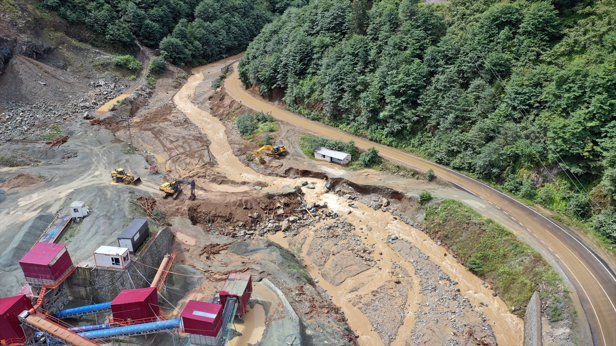 İlçenin Özdil yol yapım şantiyesinde görev yapan yaklaşık 15 işçi, bulundukları alanının üstünde yer alan yamaçtan akan suyun şiddetinin yükseldiğini farketti.