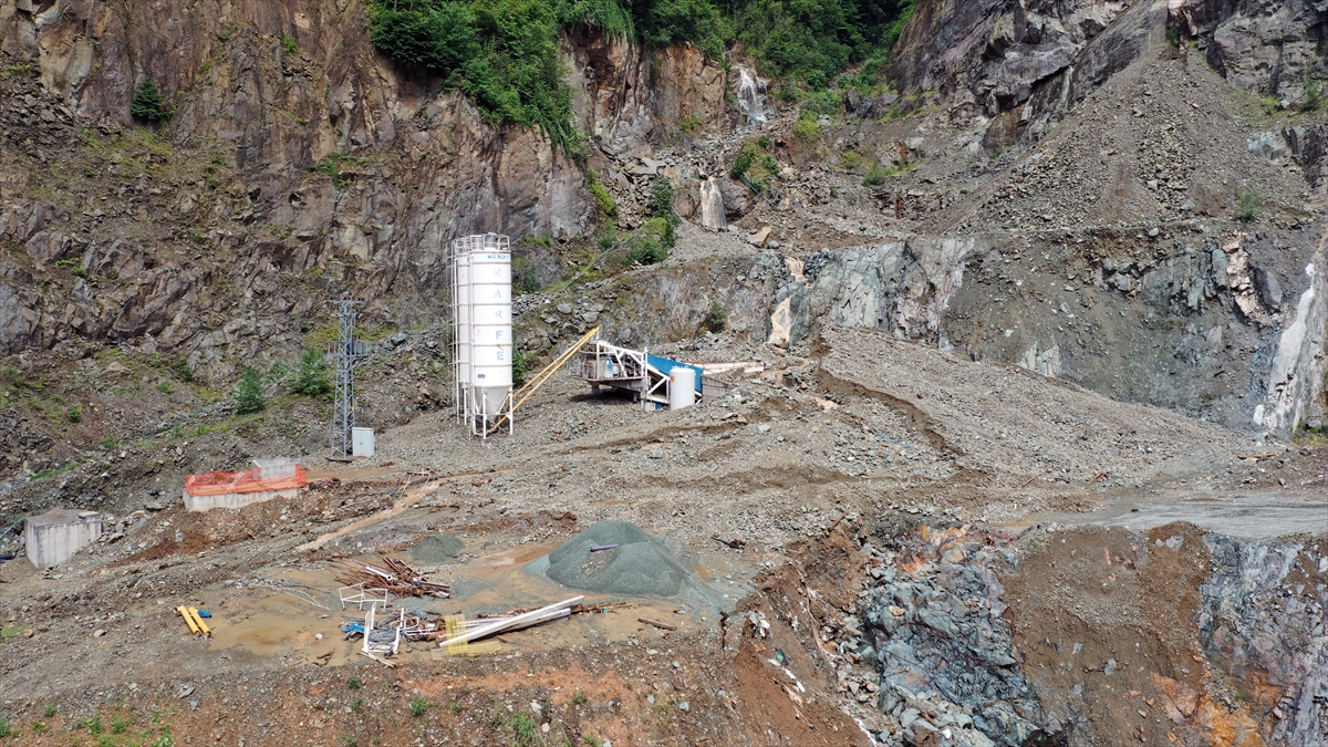 Şantiyenin zarar görebileceğini düşünen işçiler, dinlendikleri koğuşu da boşaltarak yolun karşısına geçti.