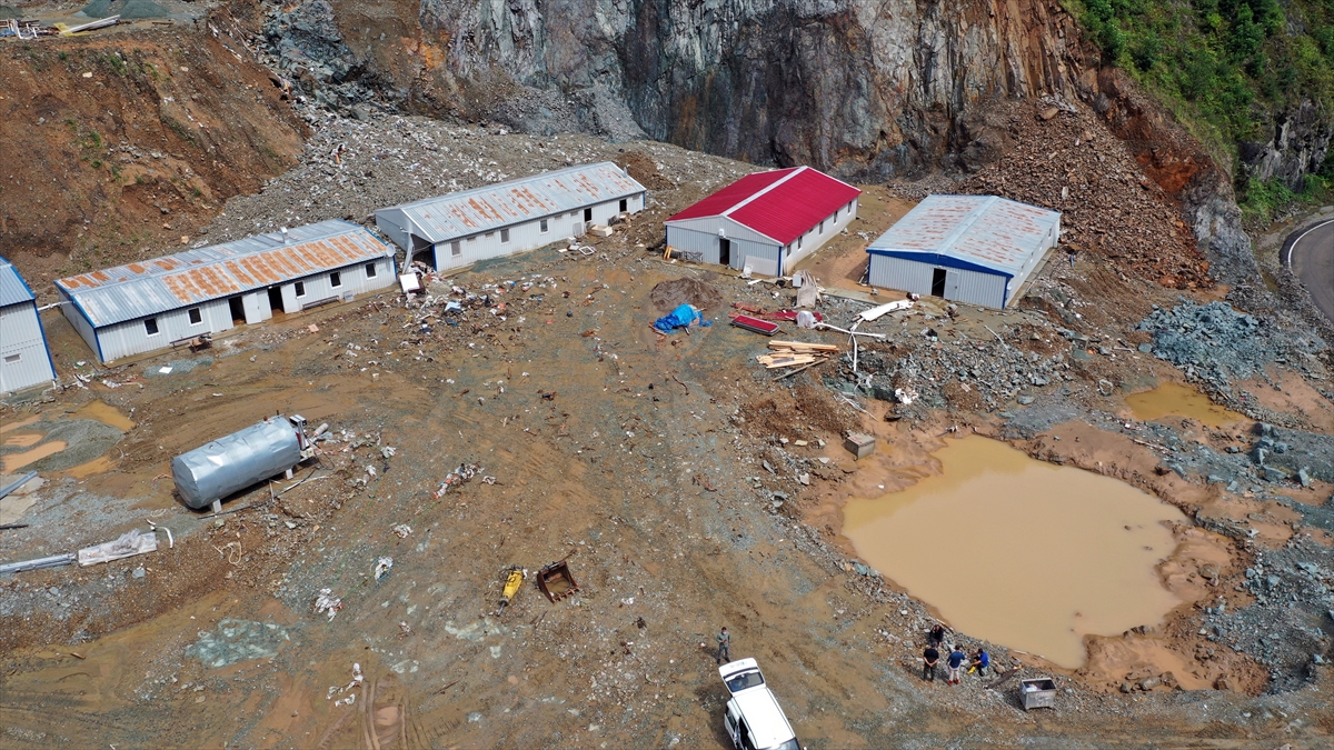 Etkili yağışın yaklaşık bir saat sürdüğü bölgede kısa süre sonra yamaçtan kopan kaya parçalarıyla birlikte oluşan heyelan, şantiyede yer alan prefabrike yapıların üzerine düştü.