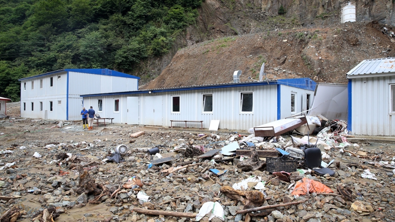 Şantiyede çalışan diğer işçilerin ise sabahın erken saatlerinde heyelandan zarar görmeyen eşyalarını toplamaya çalıştığı görüldü.