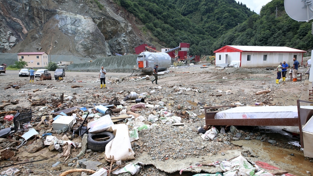 Öte yandan, Trabzon Büyükşehir Belediyesi, Ortahisar Belediyesi ve Yomra Belediyesi`ne ait iş makineleri ise kapanan mahalle yollarının açılması için akşam saatlerinde başladığı çalışmalara devam ediyor.