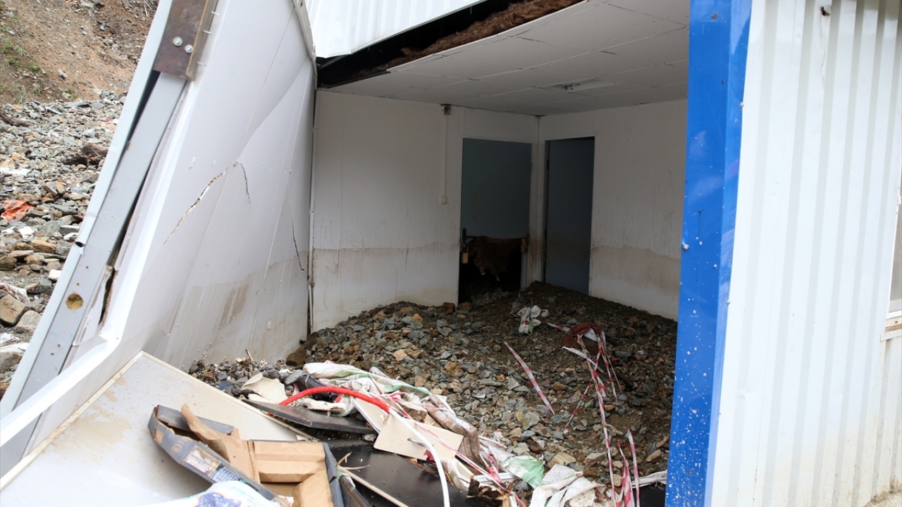 Bu arada, heyelan ve yağış nedeniyle riskli görülen bölgelerde jandarma ekiplerince araç ve yaya geçişlerine izin verilmiyor.