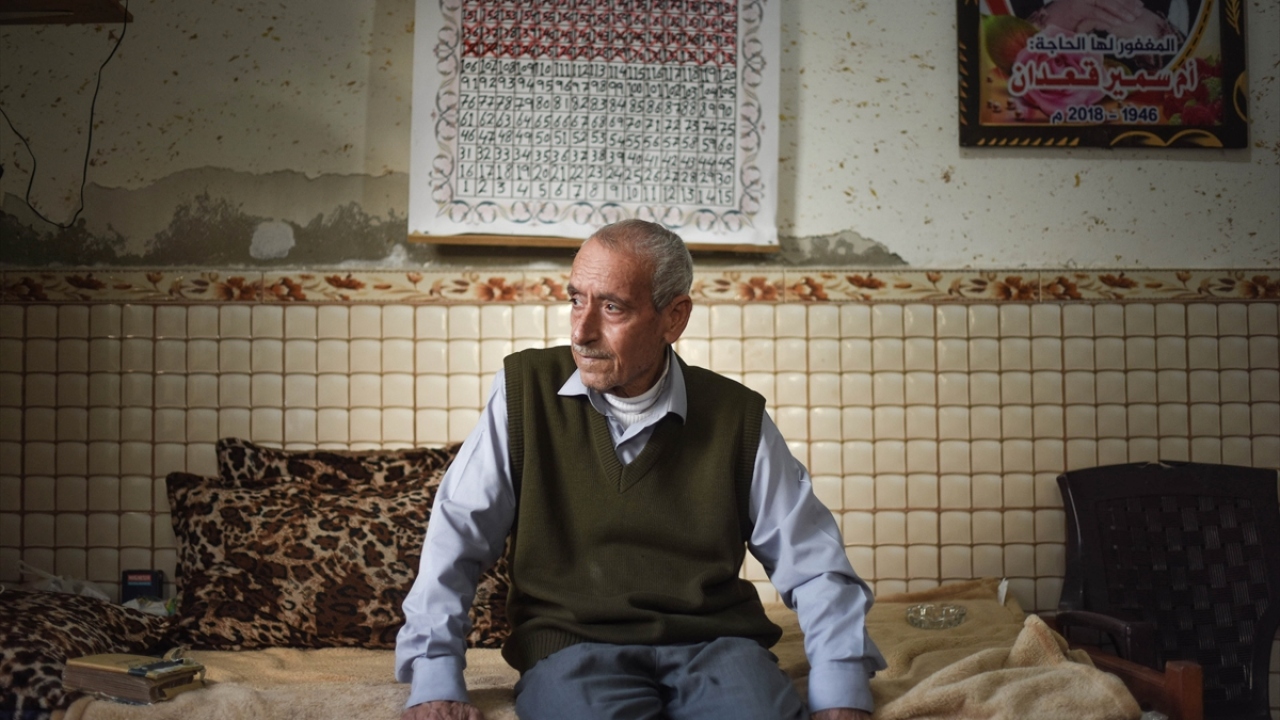 Gazze Şeridi`nin Refah kentinde yaşayan Kaeden, 17 yıldır tutuklu bulunan ve serbest kalmasına 120 gün kalan oğlu için hazırladığı ve duvara astığı ajandaya her gün çarpı işareti koyarak mahkumiyetinin biteceği günü sabırsızlıkla bekliyor.