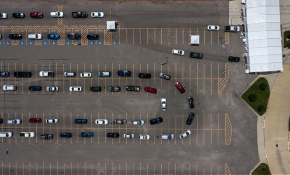 ABD'liler koronavirüs testi için uzun kuyruklarda bekliyor