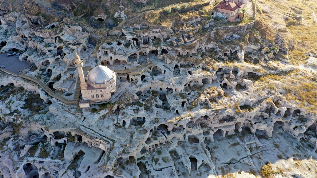 Kapadokya bölgesini ziyaret edenlere alternatif turizm merkezi olacak yerleşimdeki temizlik çalışmalarında, çeşitli sahnelerin yansıtıldığı kayadan oyma kilise ile tünel ve çok sayıda oda ortaya çıkarıldı.