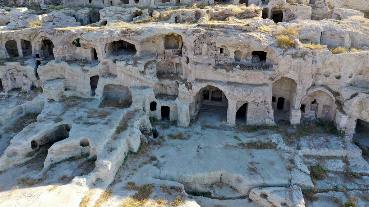Nevşehir Belediye Başkanı Rasim Arı, yaptığı açıklamada, Kültür ve Turizm Bakanlığınca üçüncü derece arkeolojik sit alanı ilan edilen alanı, çalışmaları tamamlayarak ziyarete açmayı hedeflediklerini belirtti.