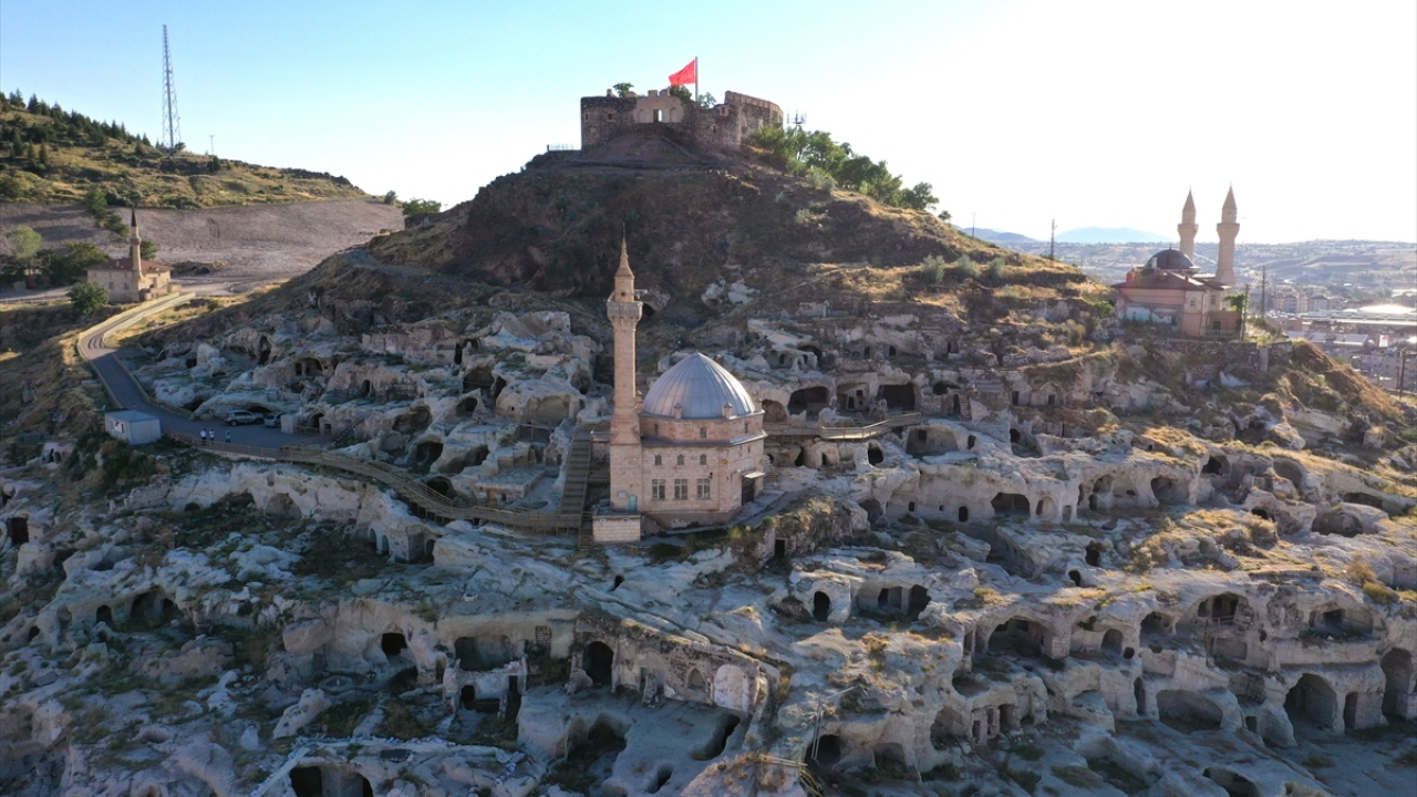 Nevşehir Kalesi ile çevresindeki tarihi yerleşime gelecek konukların rahatlığı için çevre düzenlemesinin yanı sıra bakım ve onarım çalışmalarını sürdürdüklerini ifade eden Arı, alanın hizmete açılmasıyla kentin turizmden pay almaya başlayacağını söyledi.