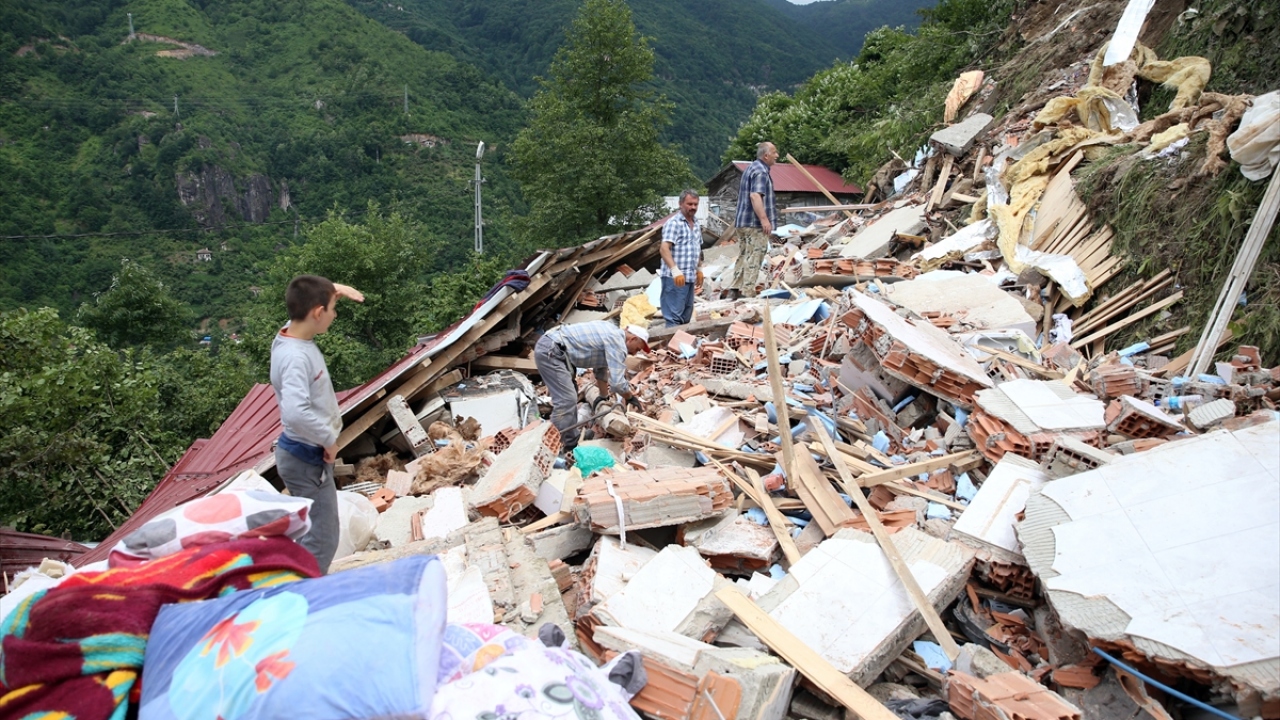 Komşularının moral verdiği Uzunyakup, bir yakınlarının evine bıraktıkları kayınpederinin ise sağlık durumunun iyi olduğunu sözlerine ekledi.