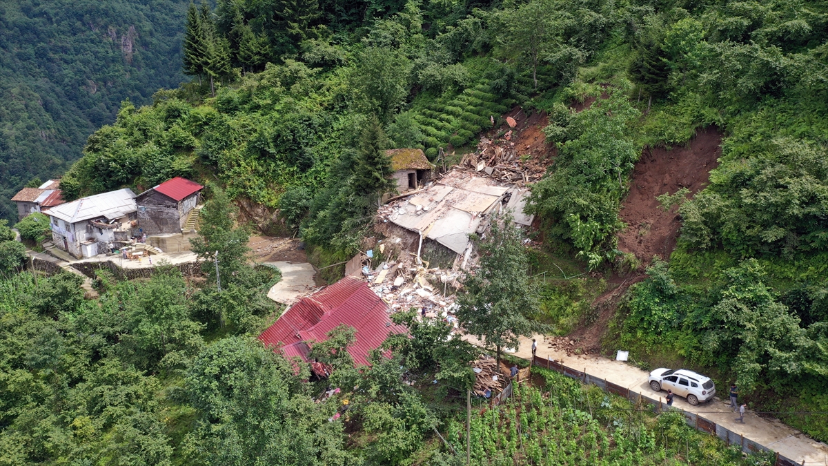 Köprübaşı ilçesine bağlı Yağmurlu Mahallesi`nde akşam saatlerinde etkisini artıran yağış, yaklaşık 35 yıllık binanın zeminine hasar verdi.