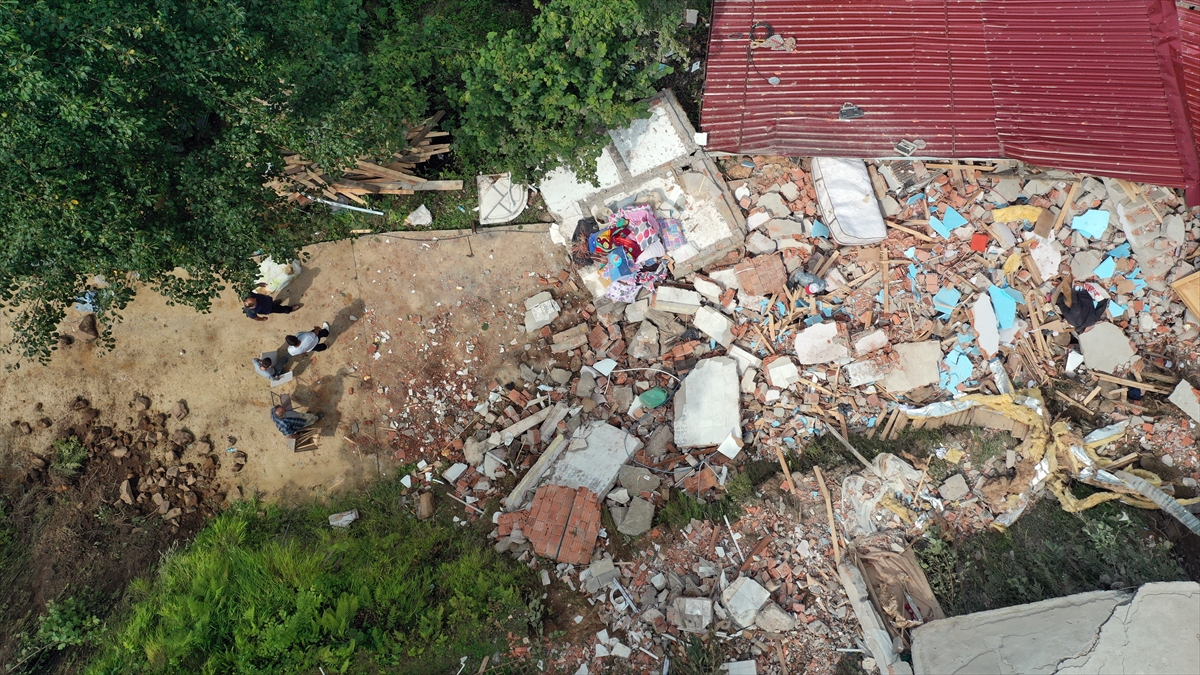 Öte yandan, mahallenin farklı noktalarında oluşan heyelan nedeniyle Trabzon Büyükşehir Belediyesi ekiplerince yol açma çalışmalarının devam ettiği görüldü.