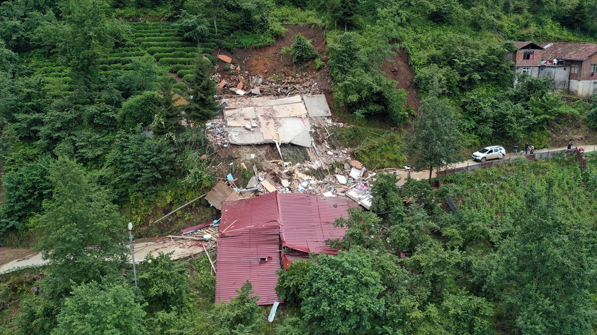 Binadan sesler geldiğini farkeden ve kayınpederi Abdullah Uzunyakup`u uyaran Muazzez Uzunyakup, zeminde suların biriktiğini gördü.