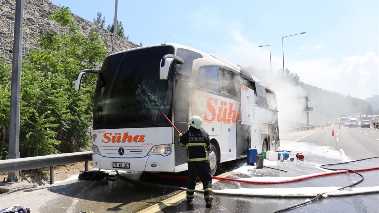 Araçtan dumanlar yükseldiğini fark eden sürücü otobüsü yol kenarına çekti.