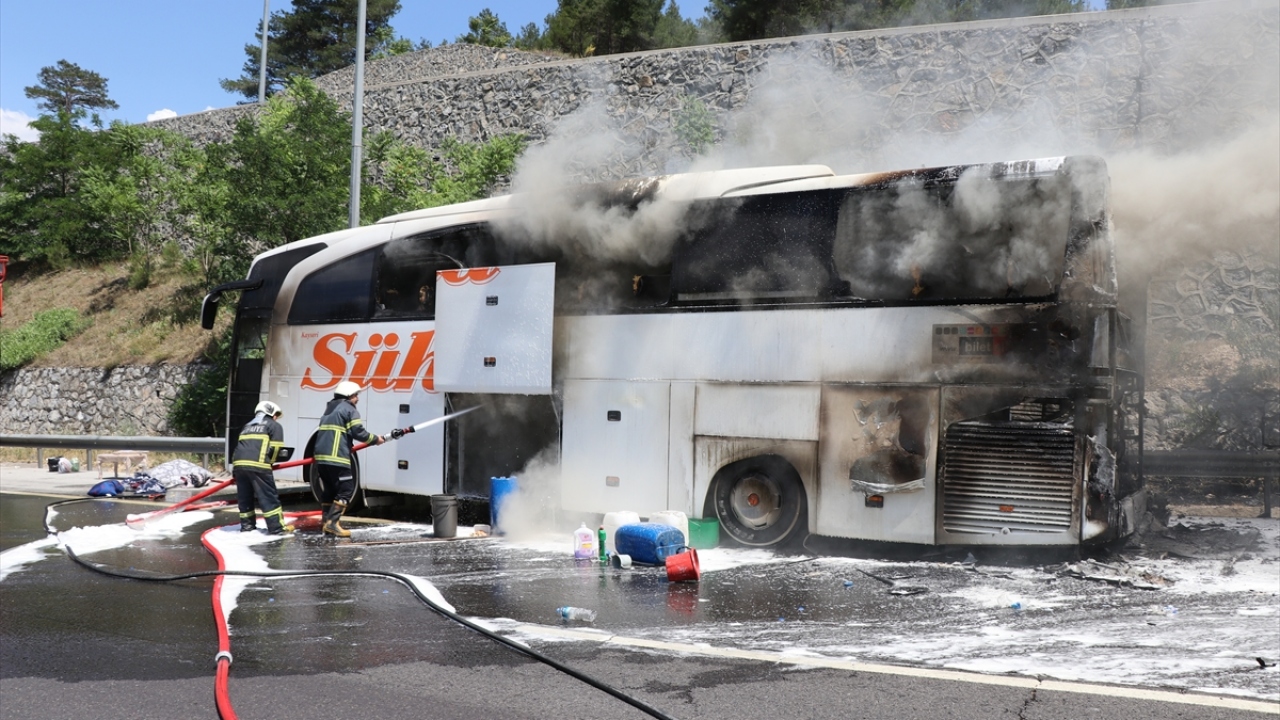 Otobüsteki 28 yolcunun inmesinin ardından aracın büyük bölümünü alevler sardı.