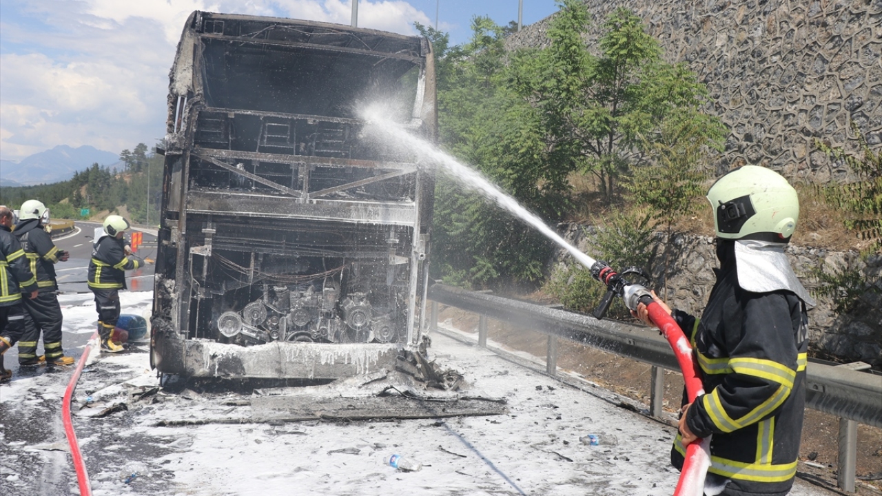 İhbar üzerine bölgeye sevk edilen itfaiye ekipleri yangını söndürdü.